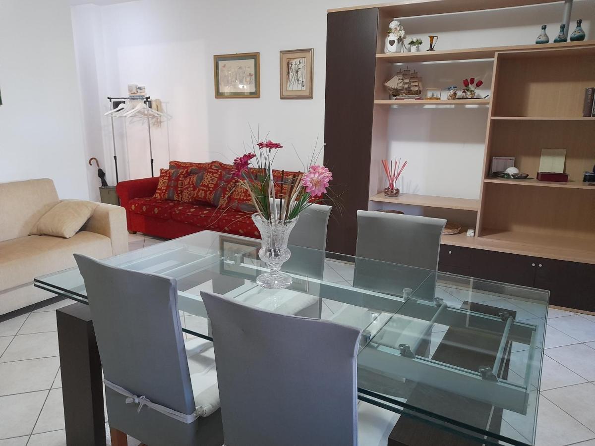 Casa Con Veranda In Centro - Comodo Parcheggio E Garage Incluso Latina Zewnętrze zdjęcie