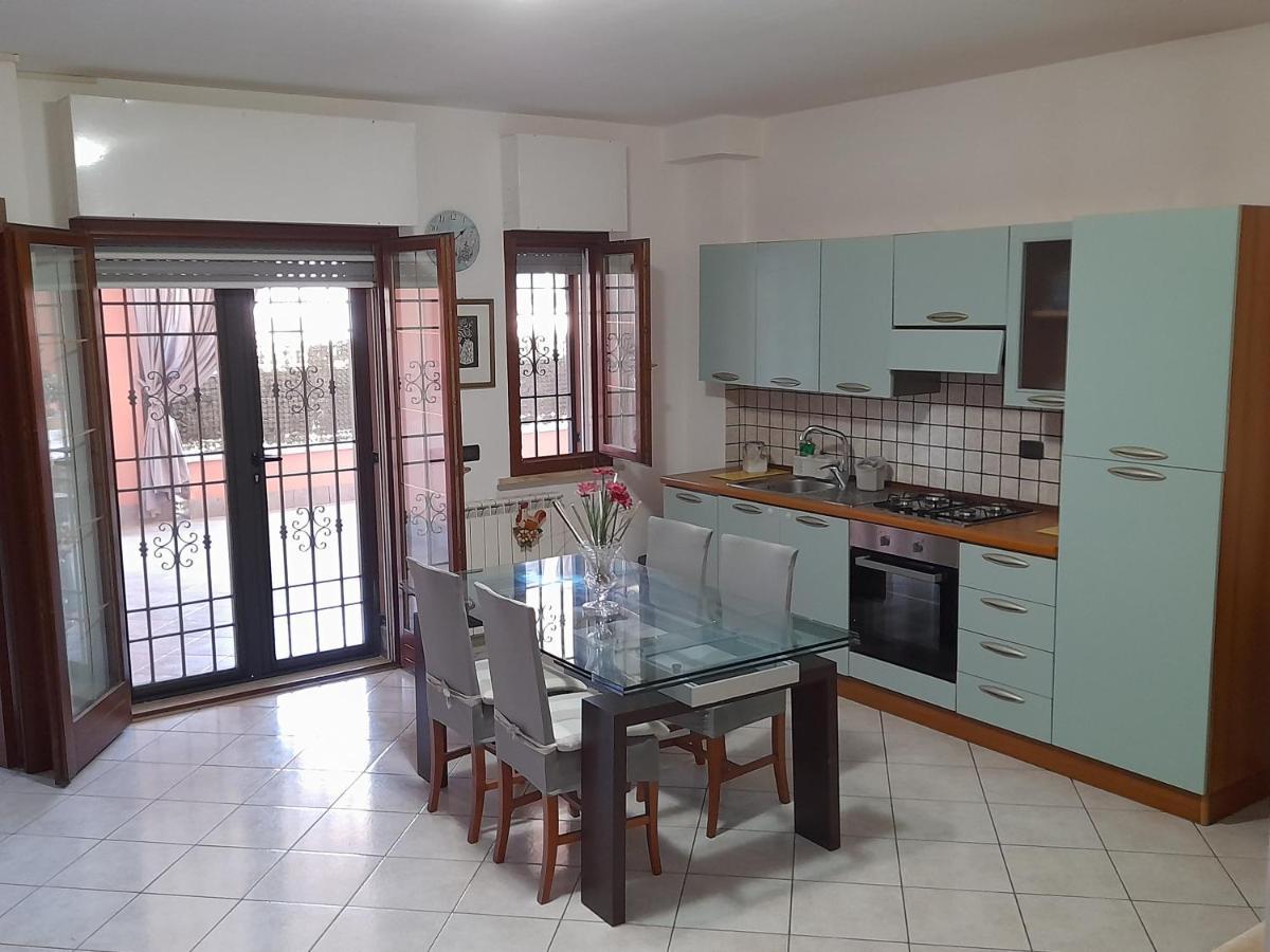 Casa Con Veranda In Centro - Comodo Parcheggio E Garage Incluso Latina Zewnętrze zdjęcie