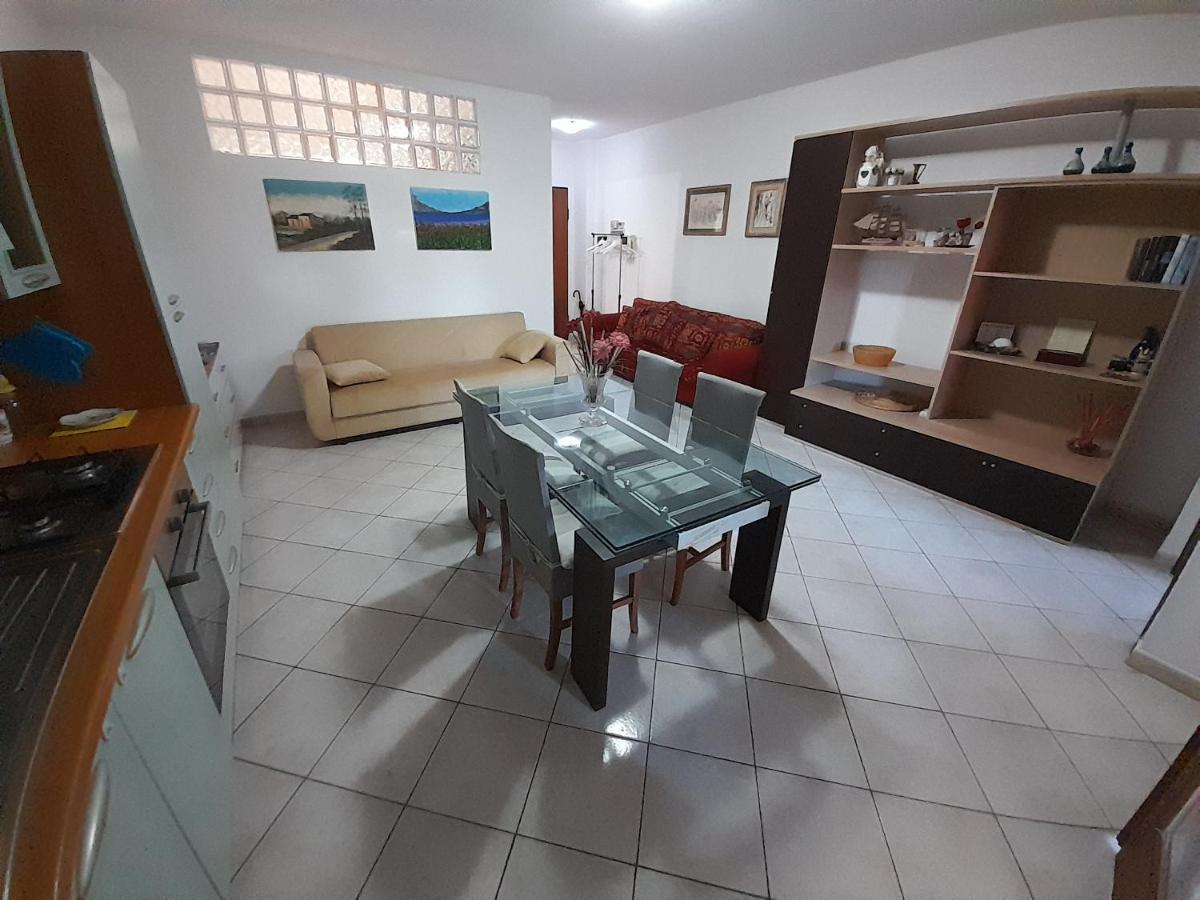 Casa Con Veranda In Centro - Comodo Parcheggio E Garage Incluso Latina Zewnętrze zdjęcie