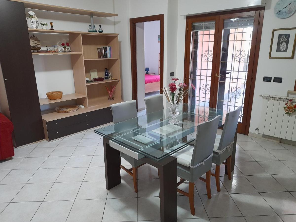 Casa Con Veranda In Centro - Comodo Parcheggio E Garage Incluso Latina Zewnętrze zdjęcie